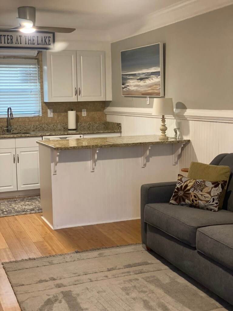 Building Photo - 2109 Pine Tree Dr