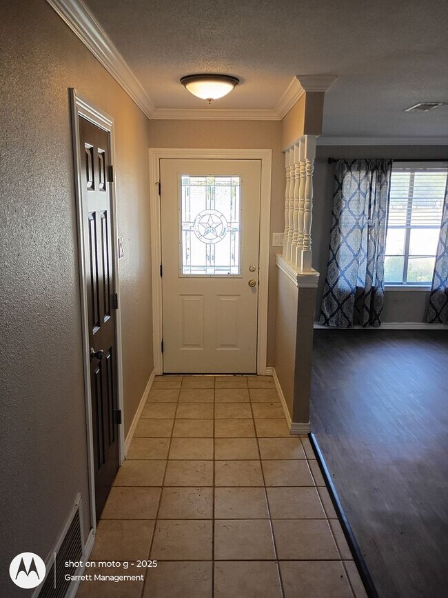 Building Photo - Split level home in West Lampasas