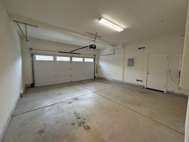 Building Photo - Beautiful 4 Bedroom 2.5 bath Home In Oakley with Solar