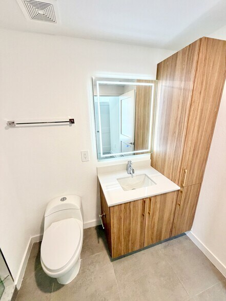 Building Photo - 1940 Van Buren St