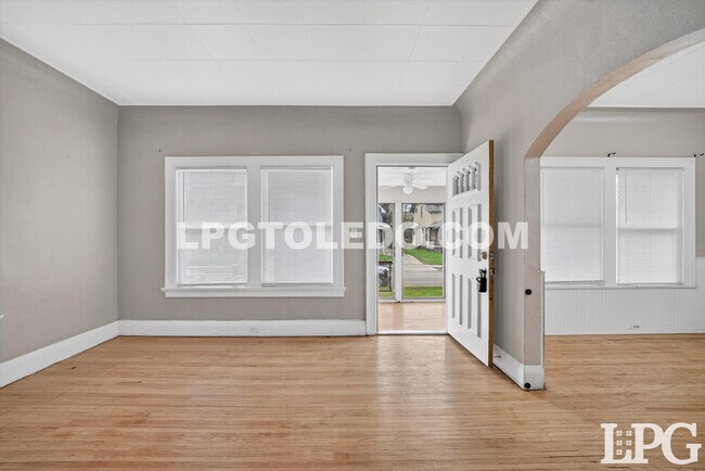 Building Photo - 4120 Parrakeet Ave