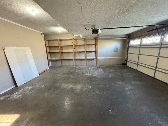 Building Photo - Welcome to Chinook Haven – Your Spacious Retreat Near Fort Campbell!