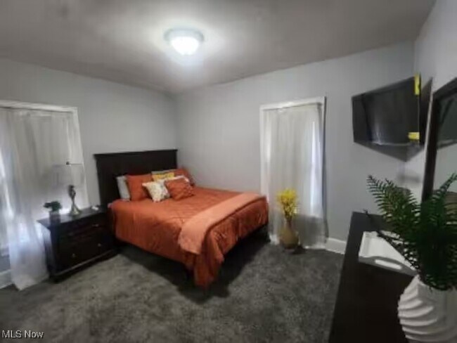 Building Photo - 369 E Tuscarawas Ave