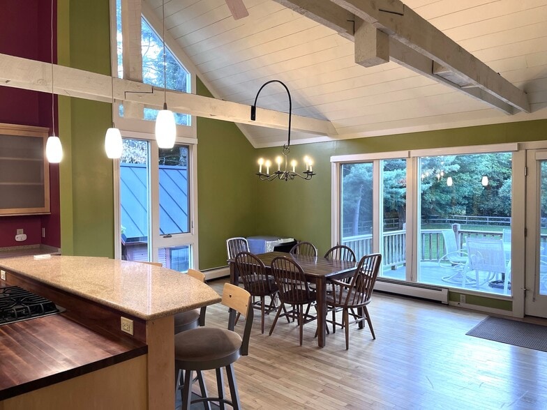 Dining - 4312 Main St