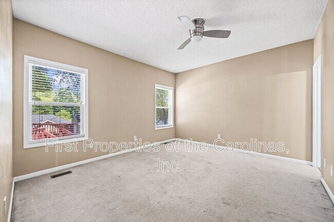 Building Photo - 215 6th St