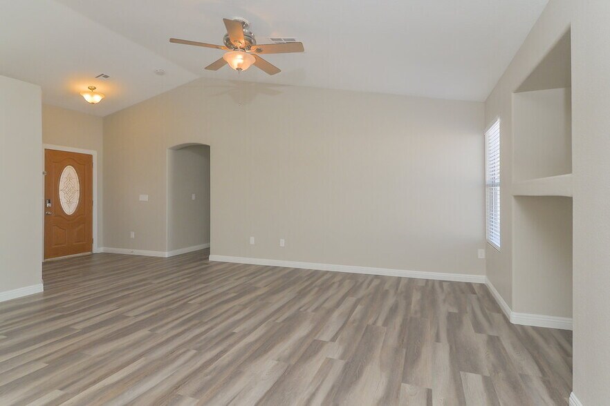 Building Photo - 1100 Sport of Kings Ave