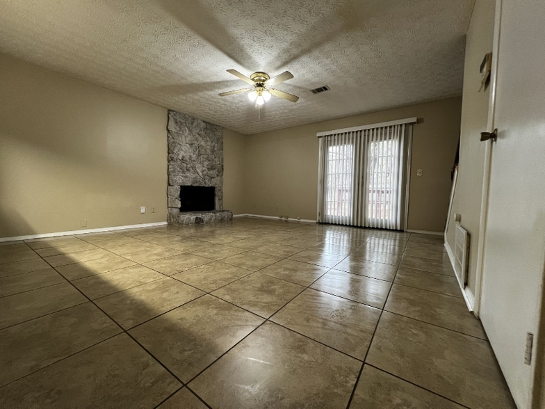 Building Photo - 6479 Meadow Rue Dr