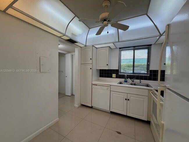 Building Photo - 200 Waterway Dr S