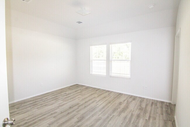 Building Photo - 1105 Marquis Dr