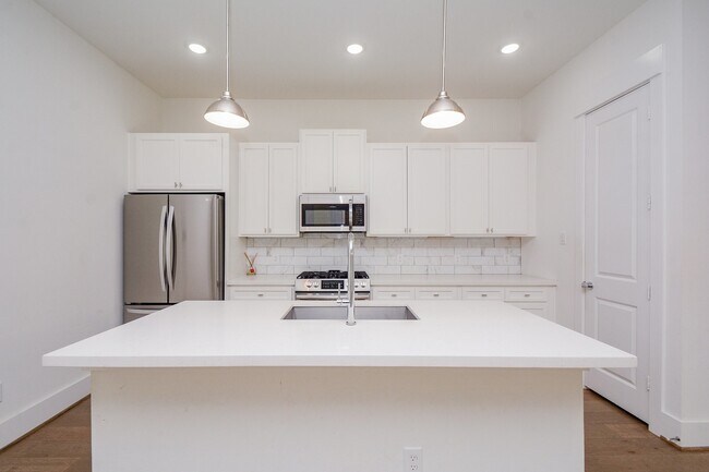 Building Photo - 310 Cyclamen St