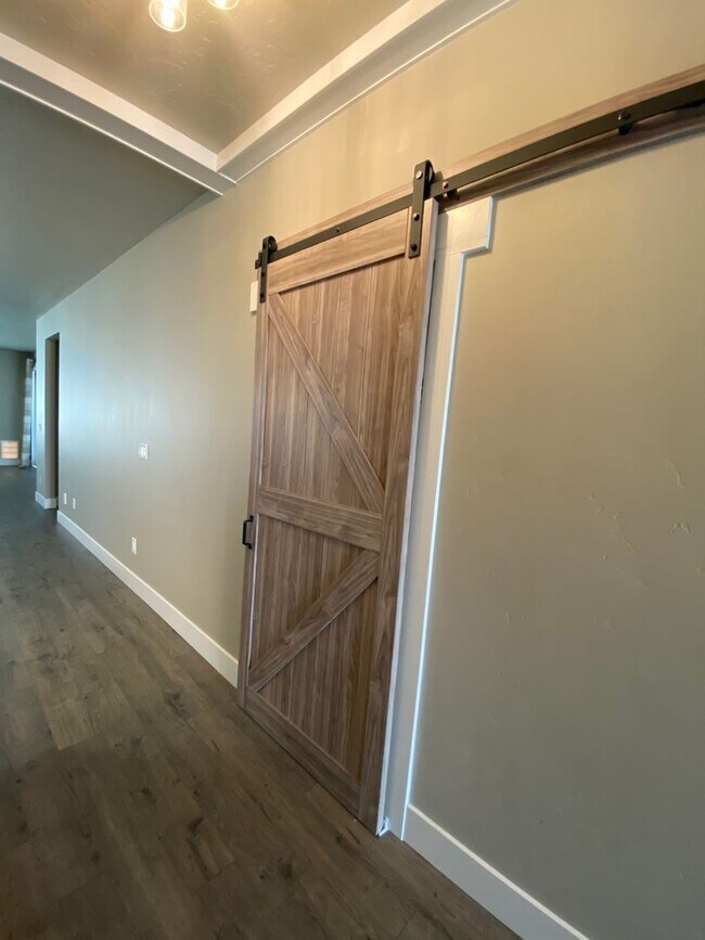Building Photo - Lovely Single Level 3 Bed 2 Bath Home in M...