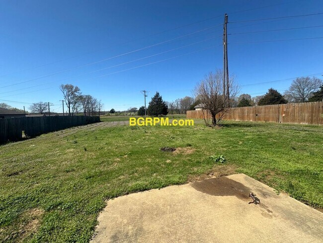 Building Photo - 3 BD, 2 BA, Home in Cabot