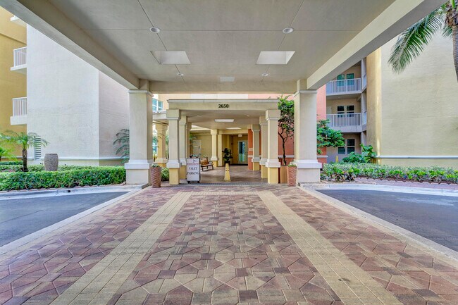 Building Photo - 2640 Lake Shore Dr