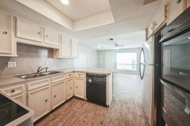 Building Photo - 4802 Oak Hollow St