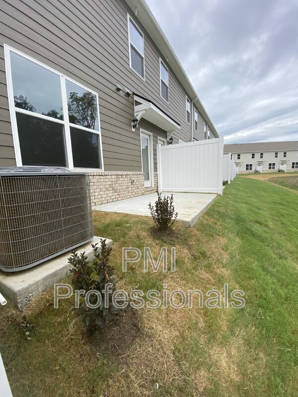Building Photo - 4140 Feetham Dr