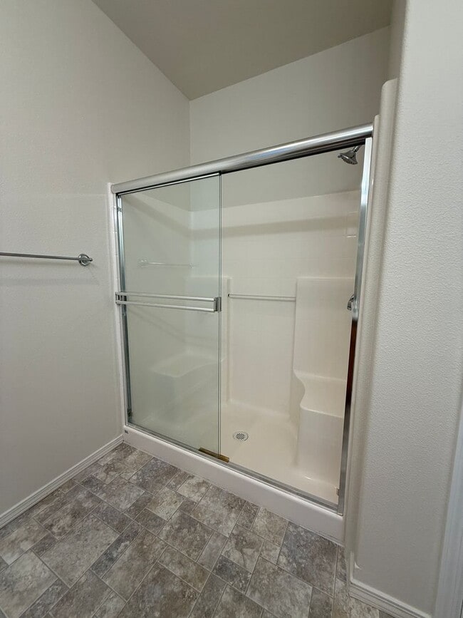 Building Photo - 3 bed, 2 bath Single Level Home