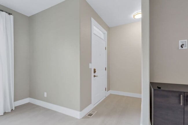 Building Photo - Modern Edgewater Condo Near Sloan’s Lake A...