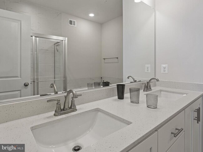 Building Photo - 4810 Vista Glen Ln