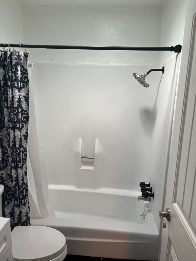 Building Photo - Beautiful 4 Bedroom 3 Bathroom house in Be...