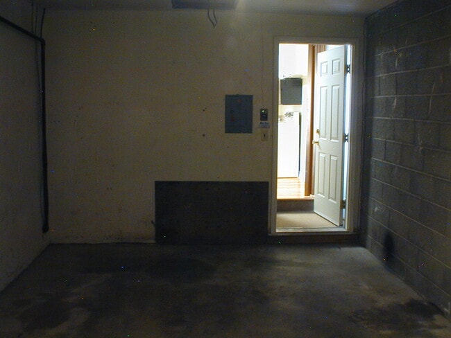 Building Photo - House For Lease