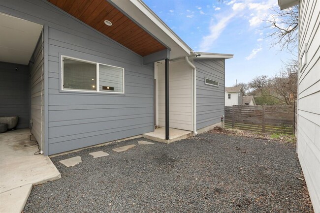 Building Photo - 1703 Perez St