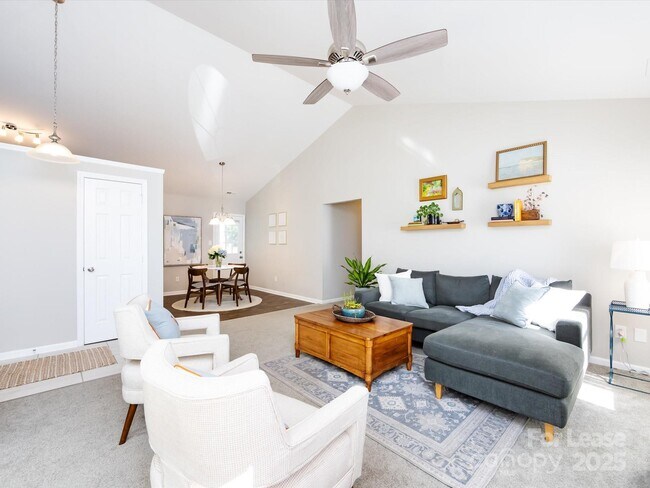 Building Photo - 7731 Ivy Hollow Dr
