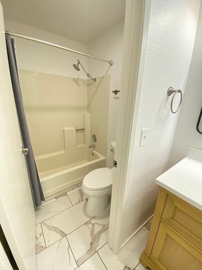 Building Photo - Advent - Low Deposit Condo W/ Parking, Lau...