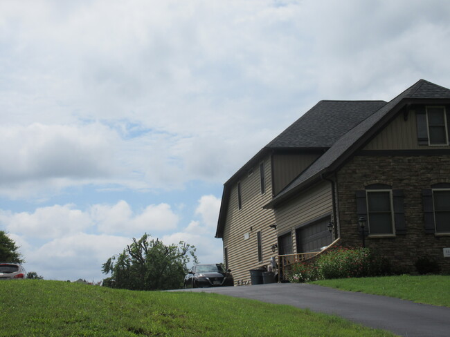 driveway to garage - 8445 Colemanden Dr