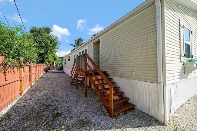 Building Photo - 945 Plantation Rd