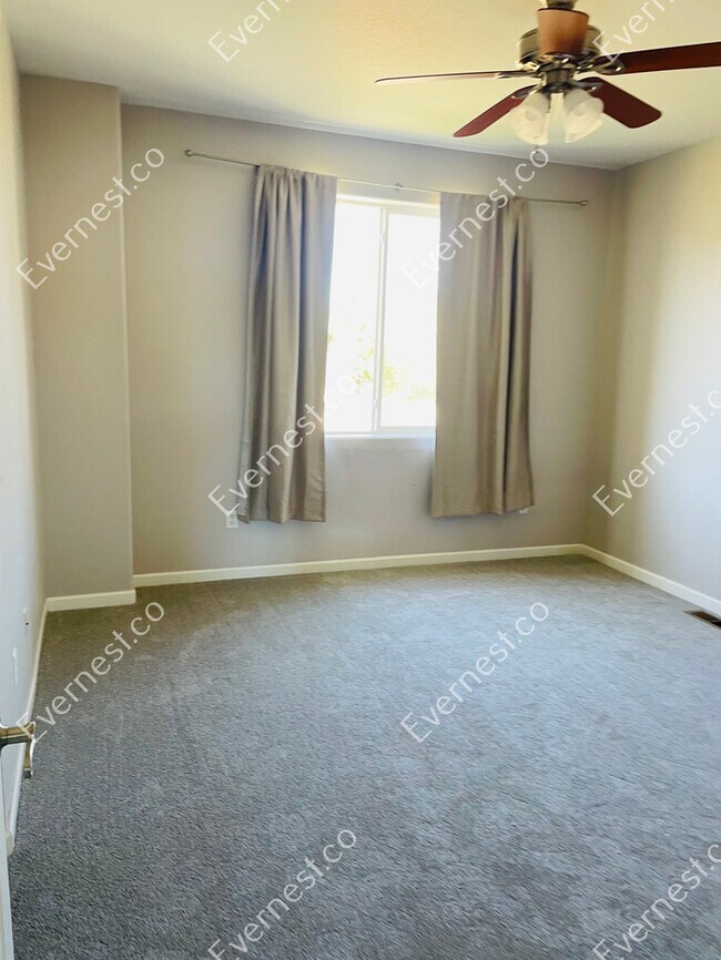 Building Photo - 3-Bed/2.5-Bath/