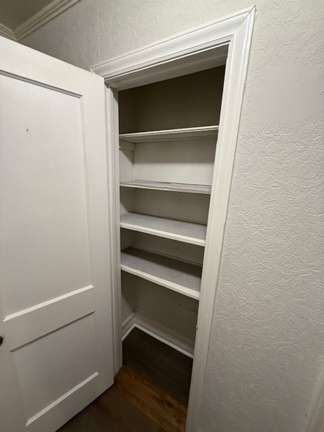 Building Photo - Two bedroom, 1 bath house in Burlington