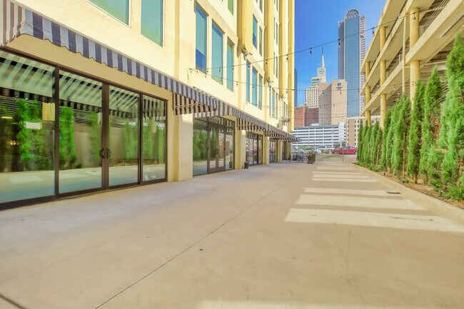 Building Photo - 500 S Ervay St