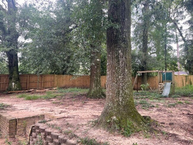 Building Photo - Close to South Alabama 3/2 Single Car Garage