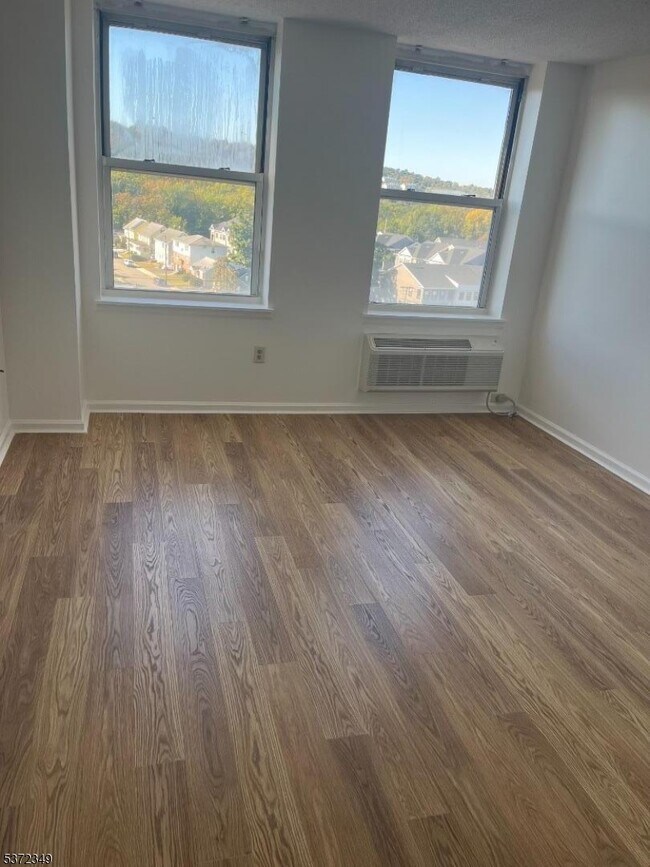 Building Photo - 300 Main St