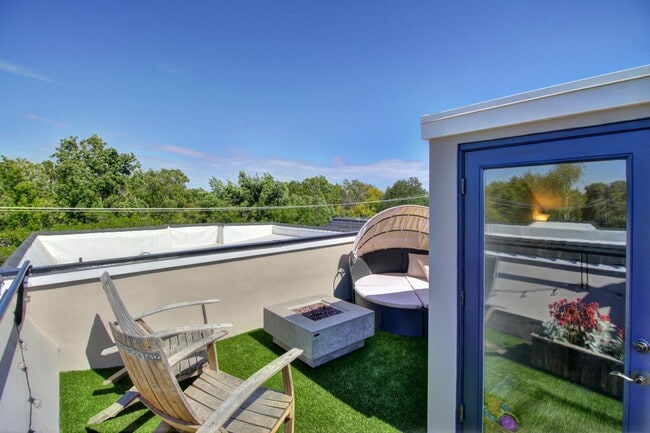 Building Photo - 4 Bed / 3.5 Bath | Crocker Village Brownst...