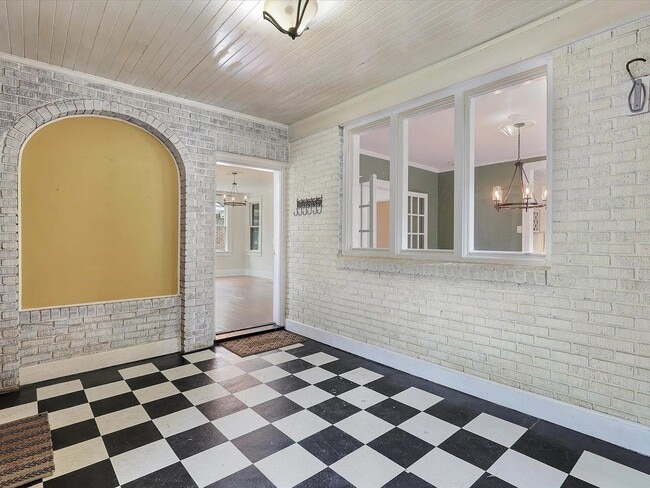 Building Photo - 617 E 49th St