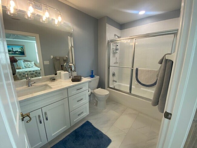 Building Photo - 3 bedroom 3 bathroom Luxury Condo