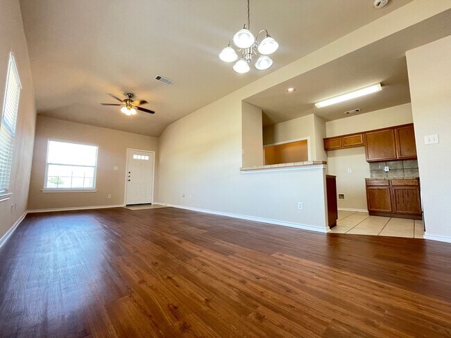 Building Photo - Charming 3/2 Duplex with Garage — No Carpet, Fenced Yard!