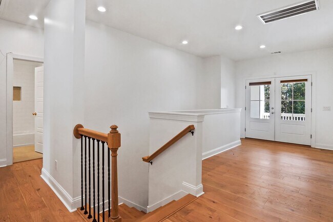 Building Photo - Pool/ Waterfront/ Custom Home in Waterways!