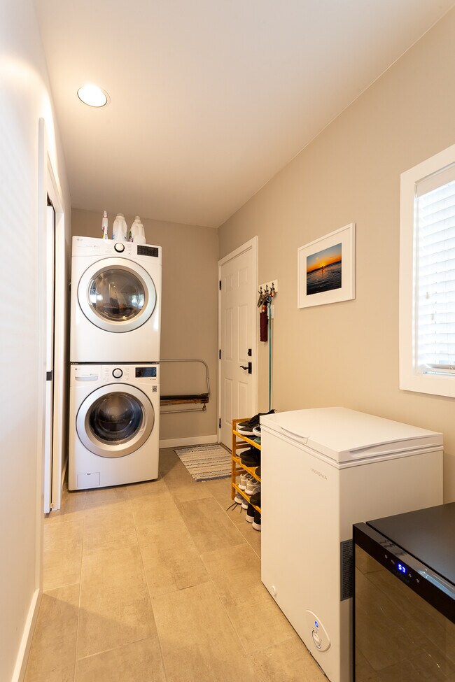 Building Photo - 2040 W Cambridge Ave