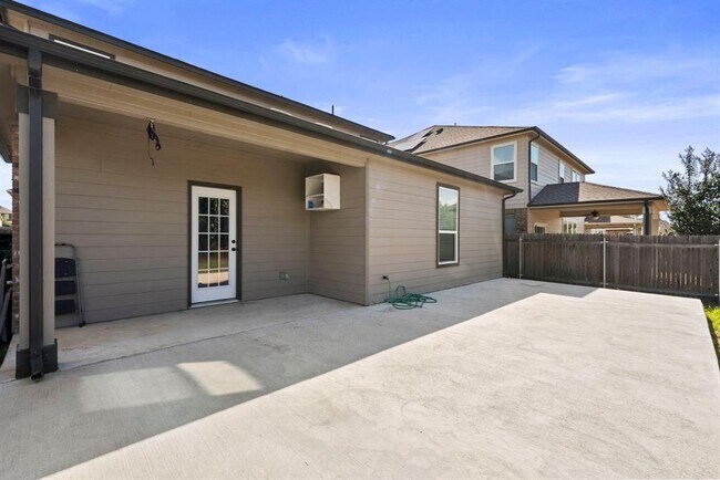 Building Photo - 544 Ayinger Ln