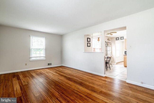 Building Photo - 10 Honey Locust Ln