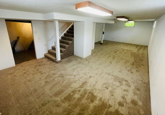 Building Photo - 4 bed / 1 1/2 bath home midtown!