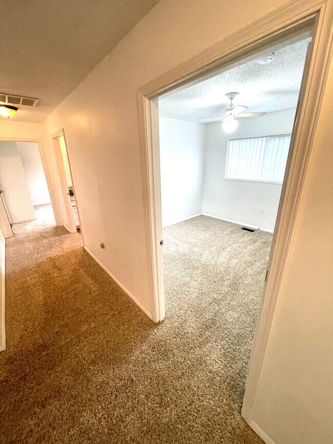 Building Photo - 3 Bedroom, 2 bath home in Sunset Village