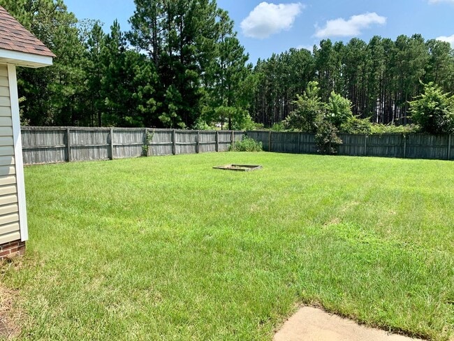Building Photo - 3 Bed, 2 Bath Home on Corner Lot in Raeford