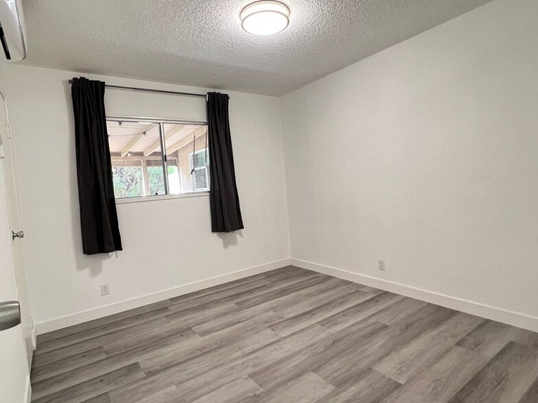 Building Photo - 1728 Larchwood Ave