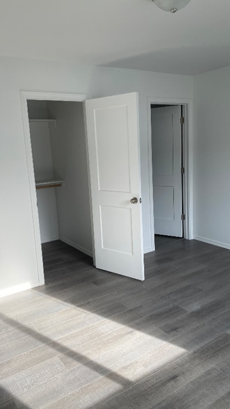 Building Photo - 2637 W Marina Dr