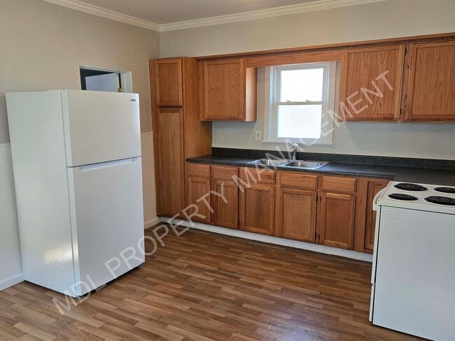 Building Photo - Spacious 3-Bedroom Home