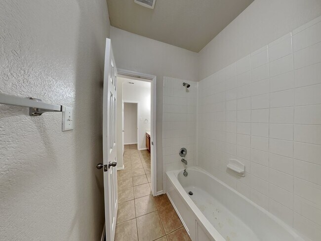 Building Photo - 9100 Lockhart Dr