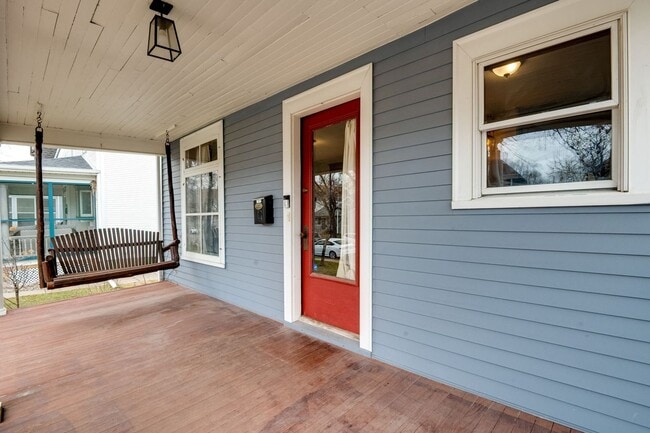 Building Photo - Gorgeous Uptown 4-bed 2-bath Single-Family House w/ Garage + Fenced-In Yard